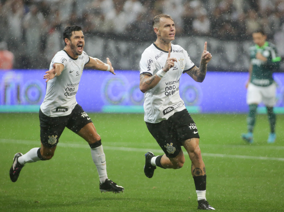 Rger Guedes e Giuliano comemoram em empate do Corinthians com o Palmeiras no Paulisto