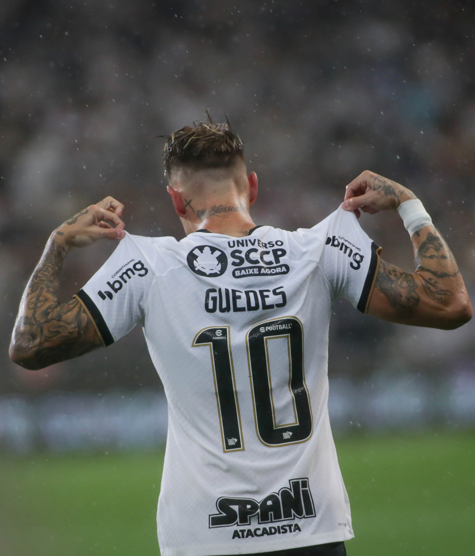 Rger Guedes mostra camisa em empate do Corinthians com o Palmeiras no Paulisto