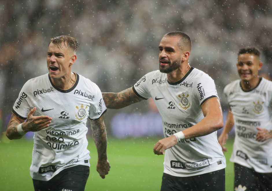 Rger Guedes, Renato Augusto e Adson celebram em empate do Corinthians com o Palmeiras no Paulisto