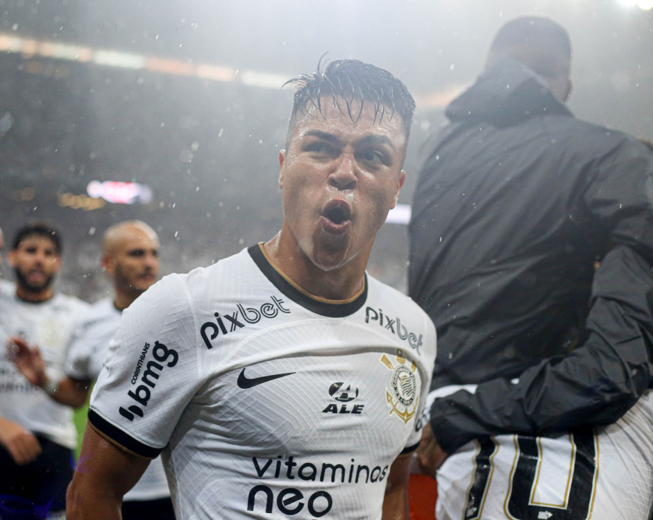 Roni comemora gol em empate do Corinthians com o Palmeiras no Paulisto