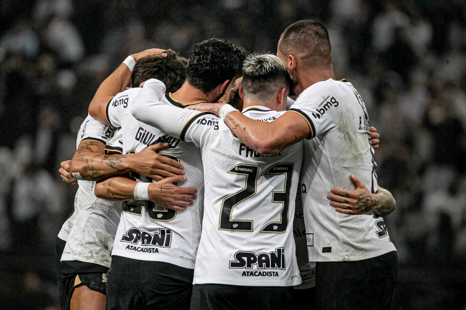 Jogadores do Corinthians celebram gol contra o Mirassol