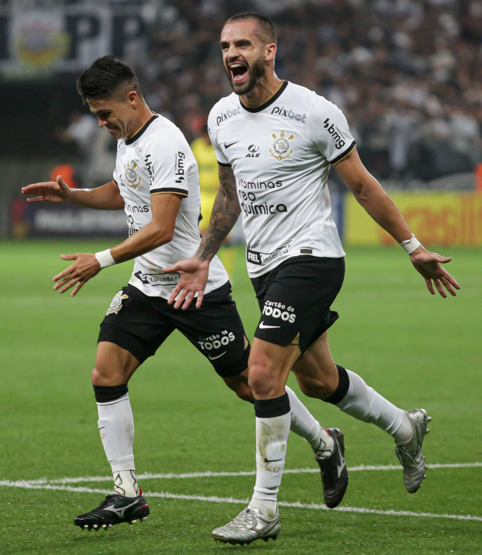 Roni e Renato Augusto comemoram em vitria do Corinthians contra o Mirassol no Paulista