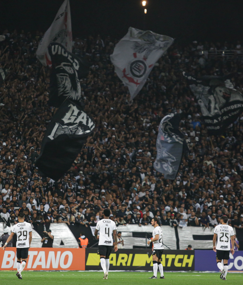 Roni, Giuliano e Gil com torcida em vitria do Corinthians contra o Mirassol no Paulista