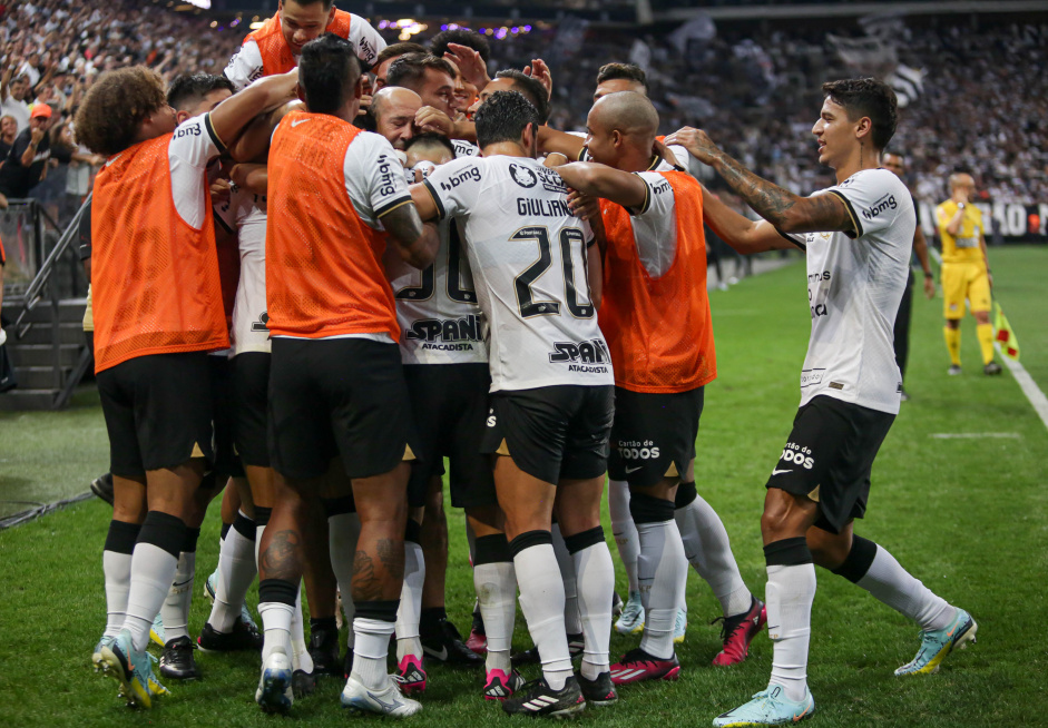 Elenco do Corinthians comemora gol marcado pela equipe