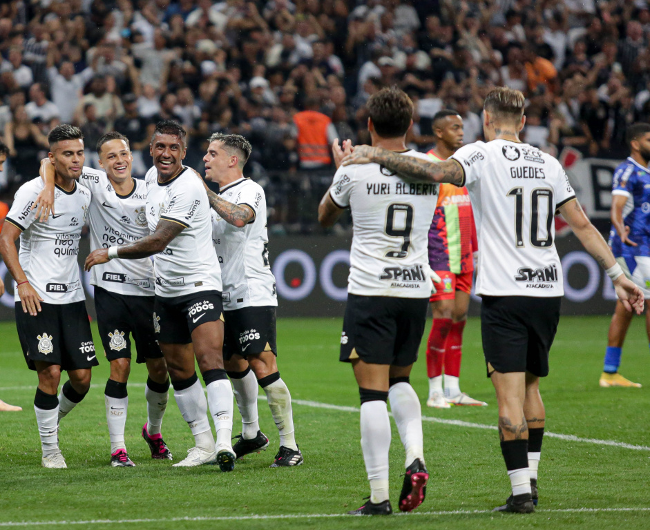 Fausto, Matheus Arajo, Paulinho, Fagner, Yuri e Guedes comemoram gol marcado pelo Corinthians