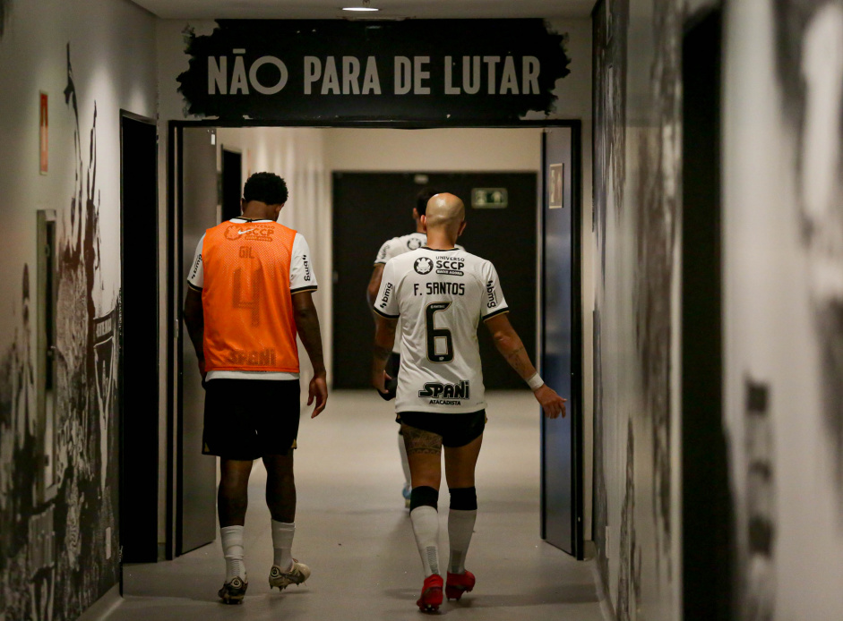 Gil e Fbio Santos nos corredores da Neo Qumica Arena