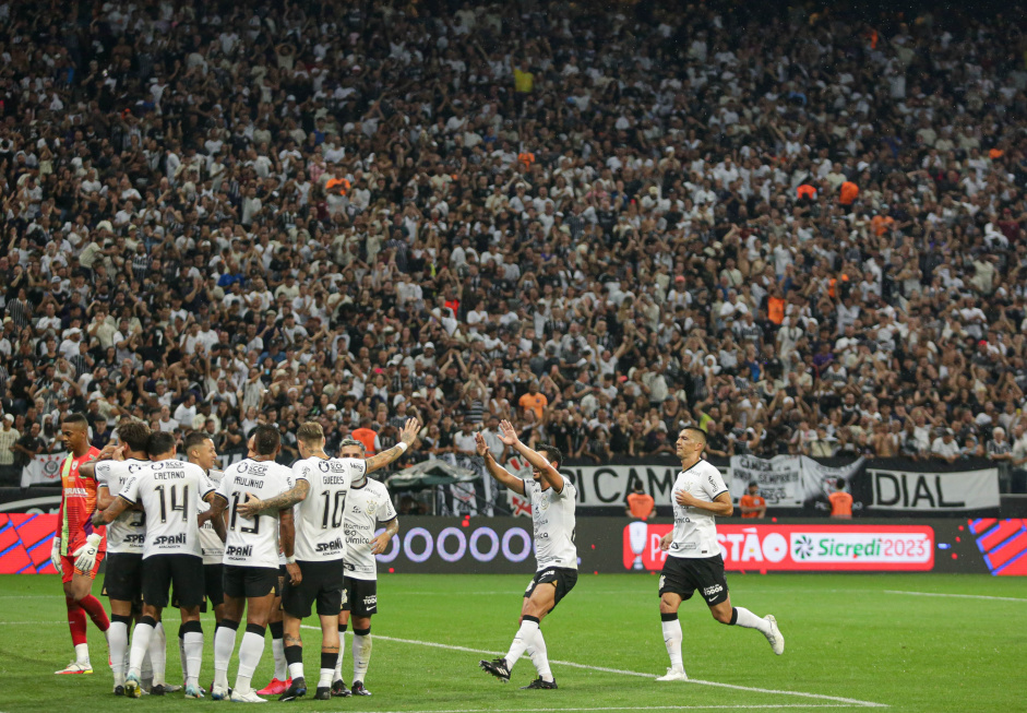 Time do Corinthians na comemorao de um dos gols