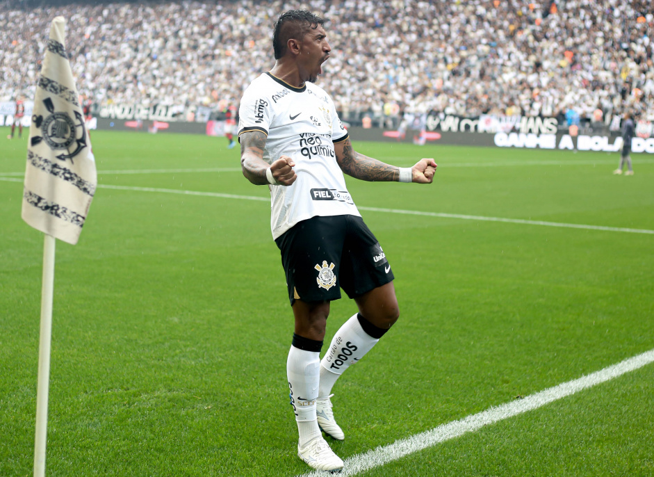 Paulinho na comemorao do gol de empate do Corinthians