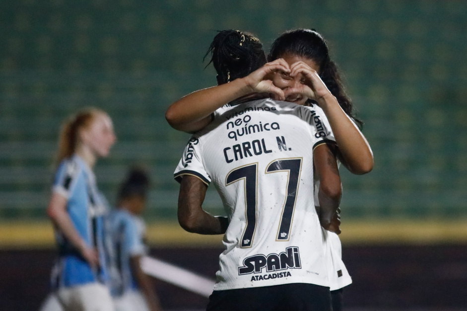 Carol Nogueira comemora abraada em goleada do Corinthians Feminino contra o Grmio
