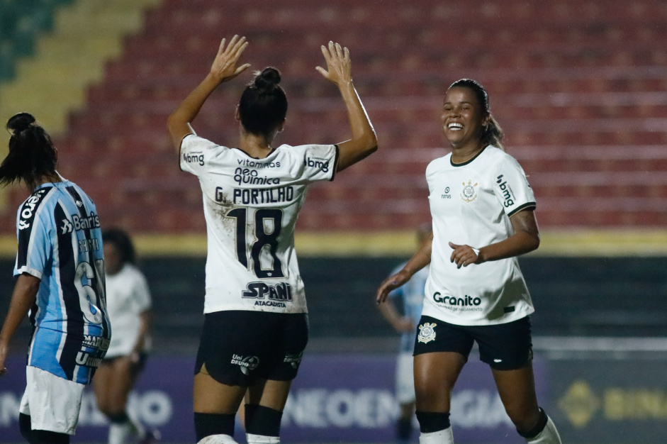 Gabi Portilho comemora com Vic Albuquerque em goleada do Corinthians Feminino contra o Grmio