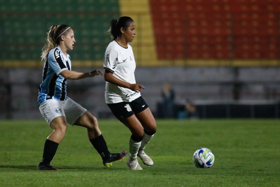 Vic Albuquerque corre em goleada do Corinthians Feminino contra o Grmio