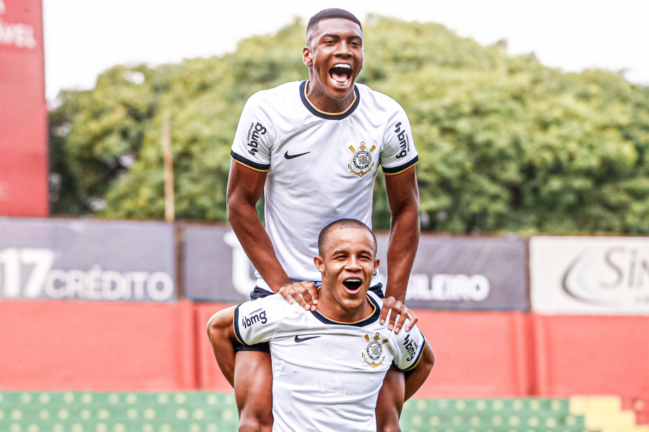 Felipe Augusto e Pedro comemoram gol em vitria contra o Bragantino no Sub-20