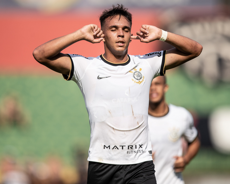 Giovane comemora gol em vitria contra o RB Bragantino no Brasileiro Sub-20