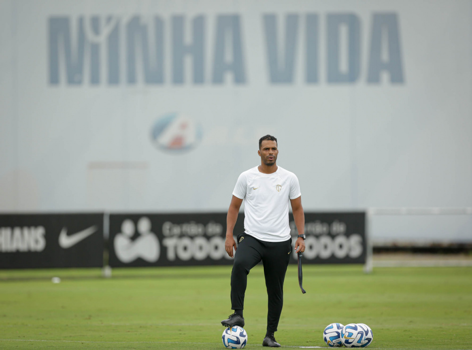 Fernando Lzaro observando os atletas em treino do Corinthians nesta tera