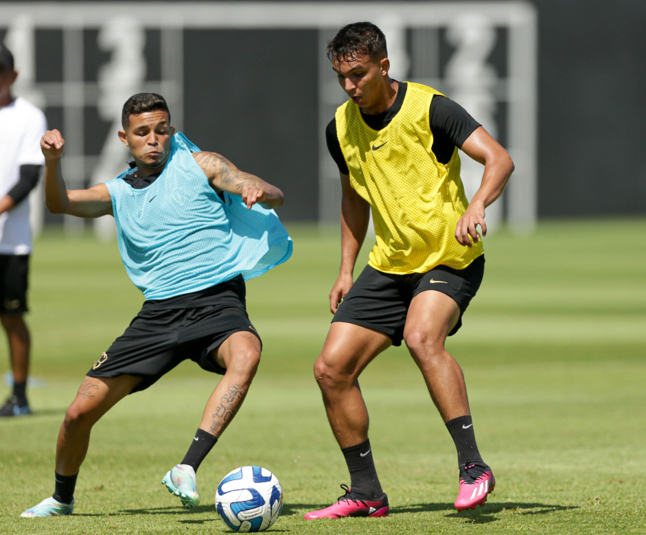 Adson e Giovane durante treino do Corinthians de olho na estreia da Libertadores 2023