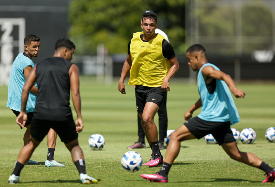 Adson, Matheus Bidu, Giovane e Pedrinho durante treino do Corinthians de olho na Libertadores