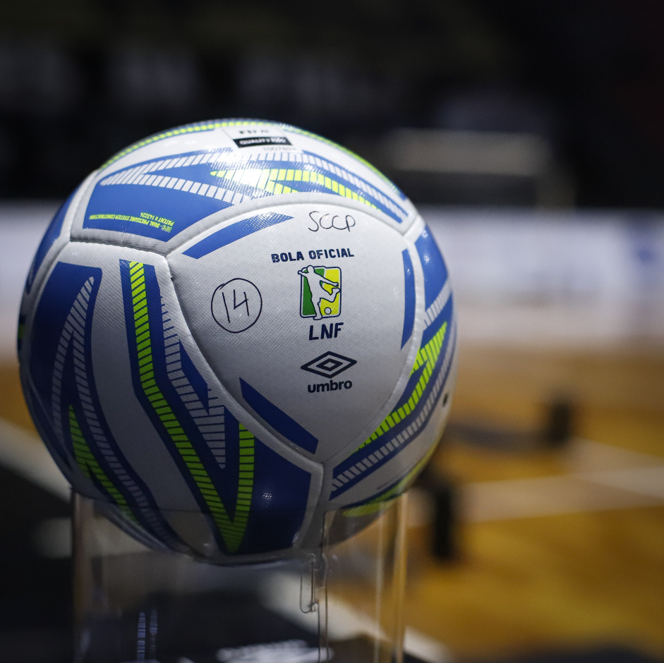 Bola da LNF preparada para jogo antes de empate contra o Pato Futsal pela LNF
