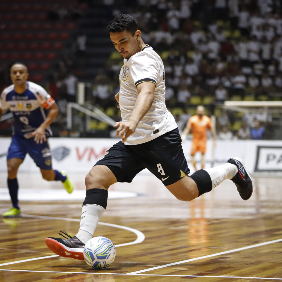 Canabarro prepara chute em empate contra o Pato Futsal pela LNF