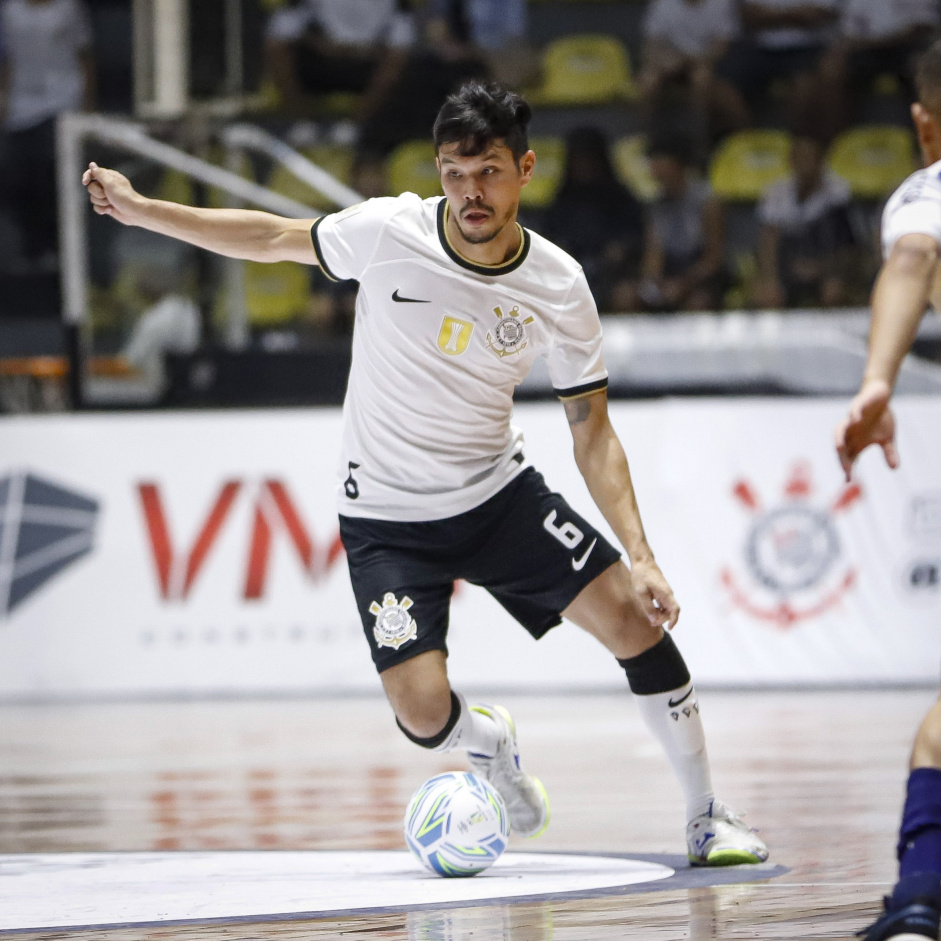 Daniel Japons em empate contra o Pato Futsal pela LNF