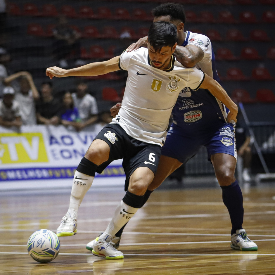 Daniel Japons em empate disputa bola contra o Pato Futsal pela LNF