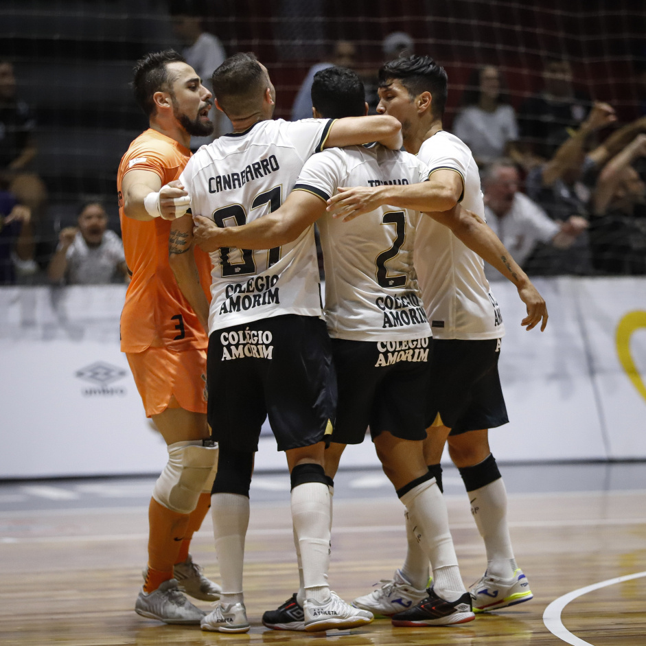 Elenco do Futsal comemora em empate contra o Pato Futsal pela LNF