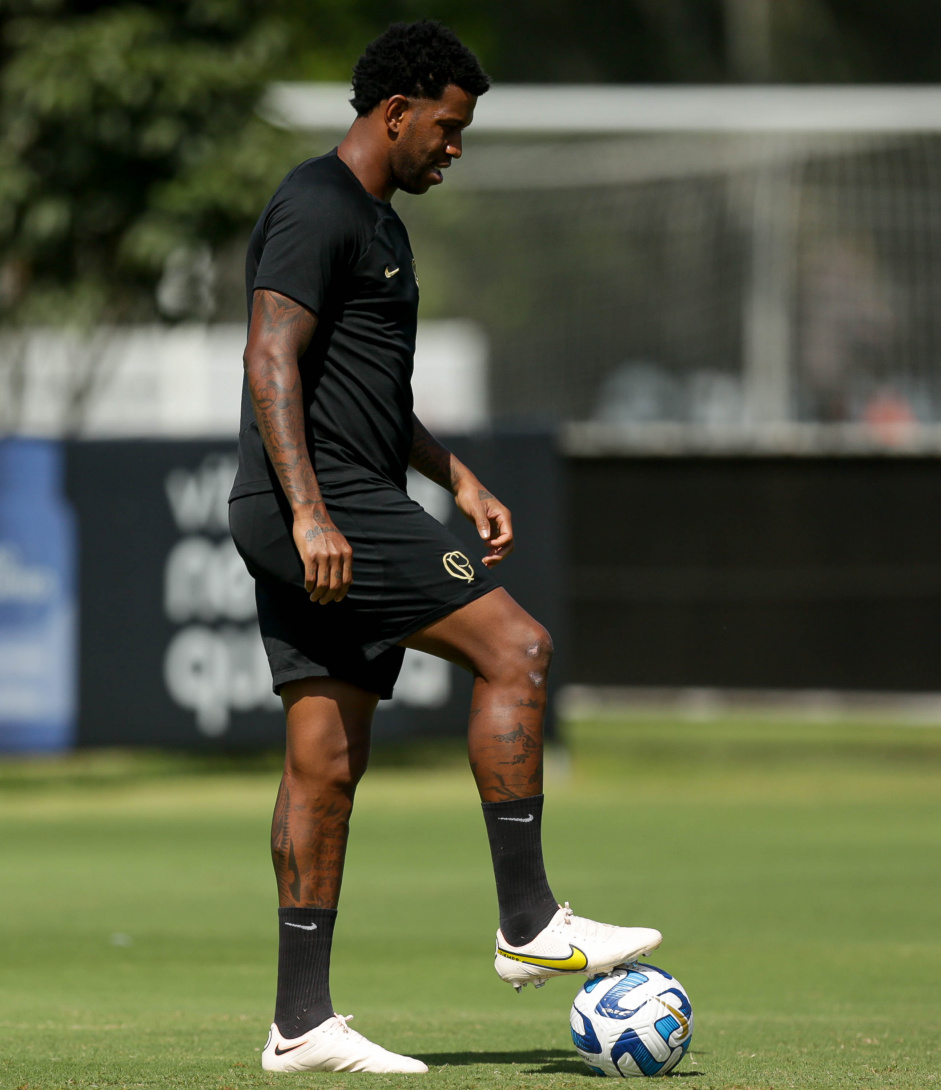 Gil durante treino do Corinthians de olho na estreia da Libertadores 2023