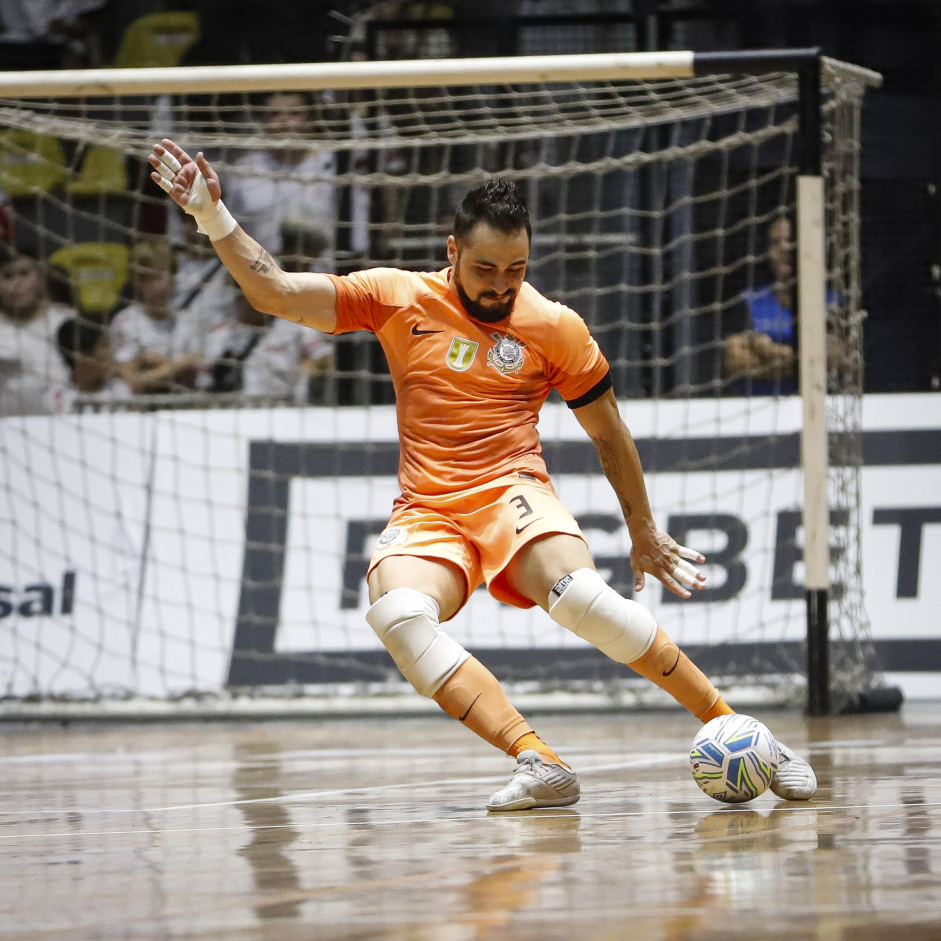 O goleiro Lucas Oliveira em empate contra o Pato Futsal pela LNF