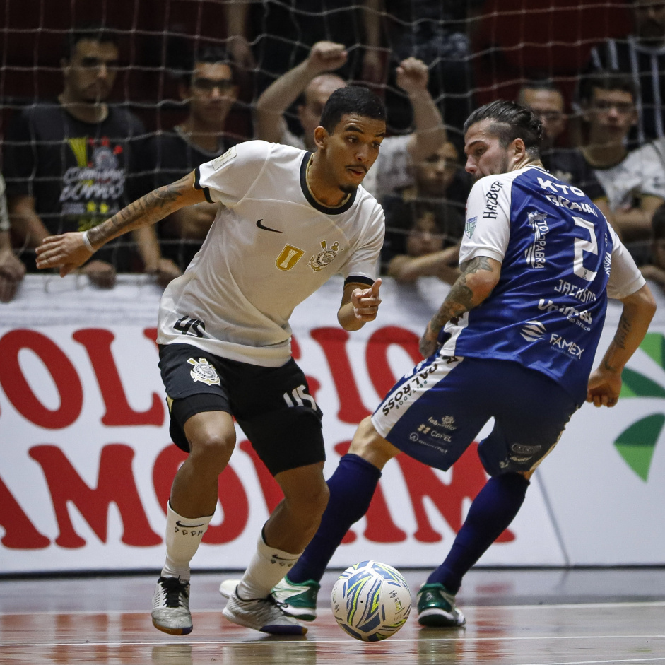 Thiaguinho dribla em empate contra o Pato Futsal pela LNF