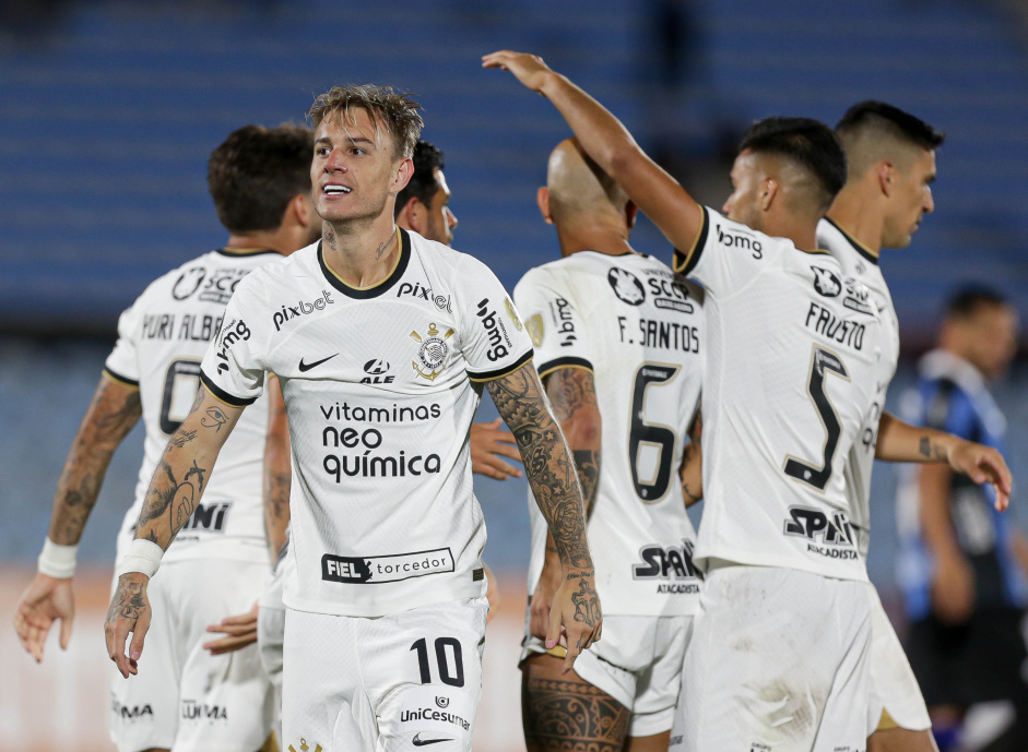 Rger Guedes comemora gol ao lado de Yuri Alberto, Fbio Santos, Giuliano, Fagner e Balbuena
