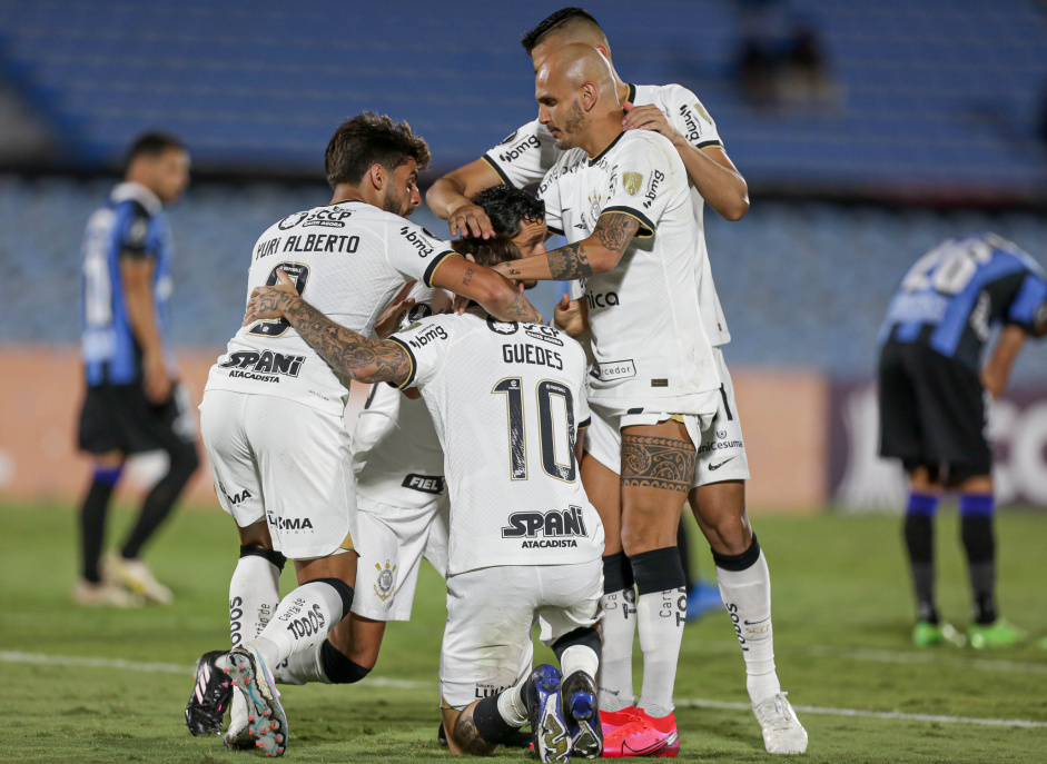 Yuri Alberto, Fbio Santos, Guedes, Giuliano e Balbuena se abraam e celebram gol