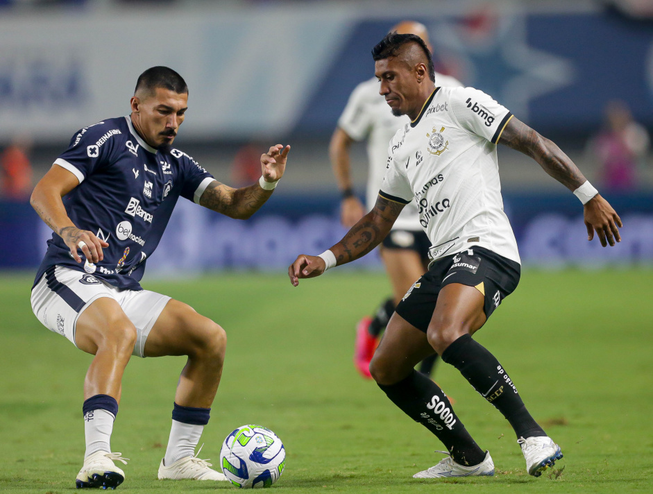 Paulinho durante jogo do Corinthians contra o Remo