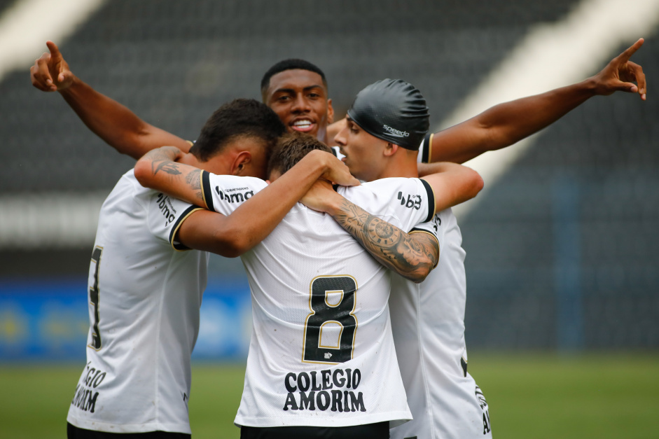 Jogadores do Corinthians celebram gol contra o Amrica-MG, pelo Brasileiro Sub-20