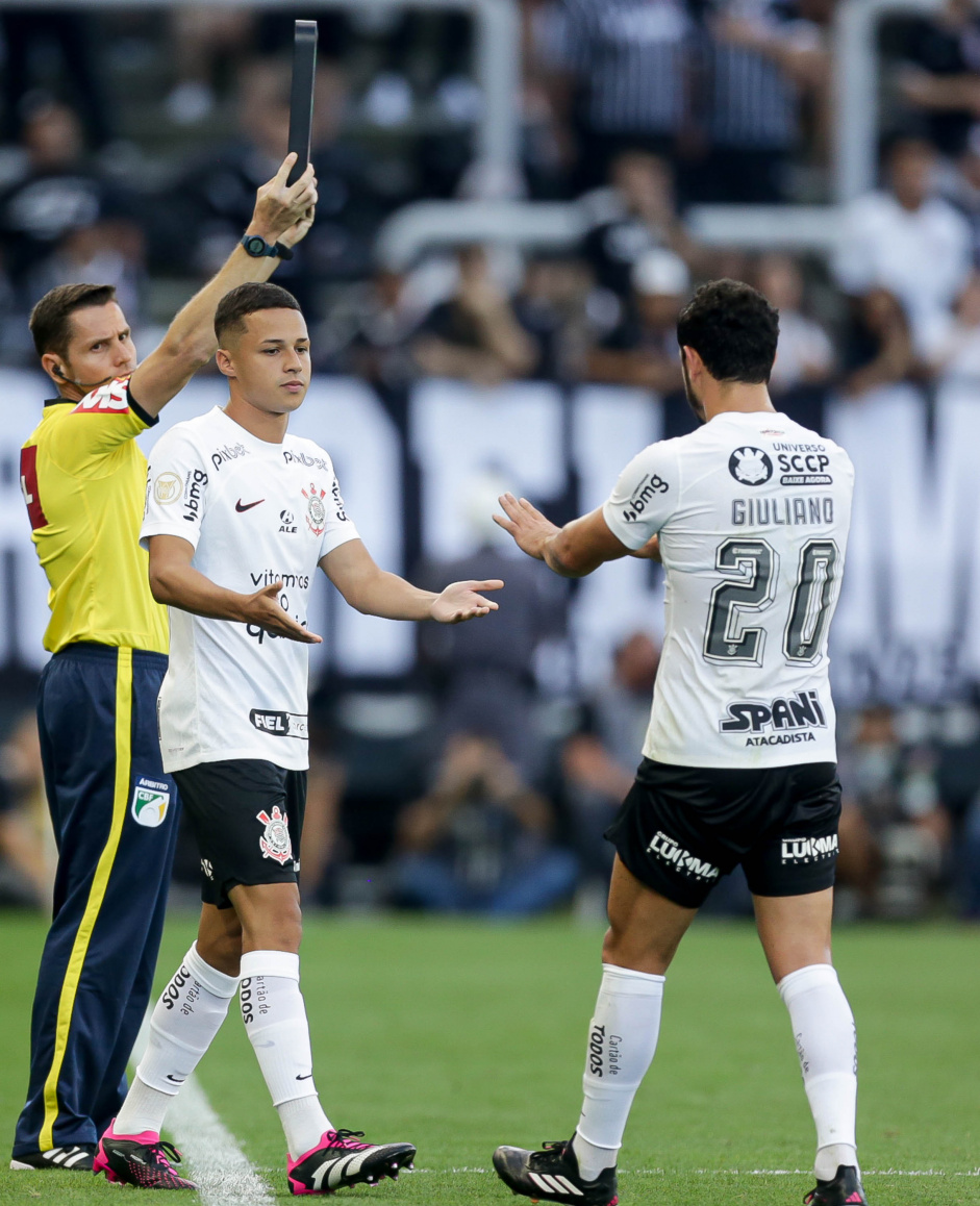 Matheus Arajo substituindo Giuliano na partida contra o Cruzeiro