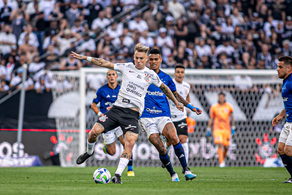 Rger Guedes disputando a bola