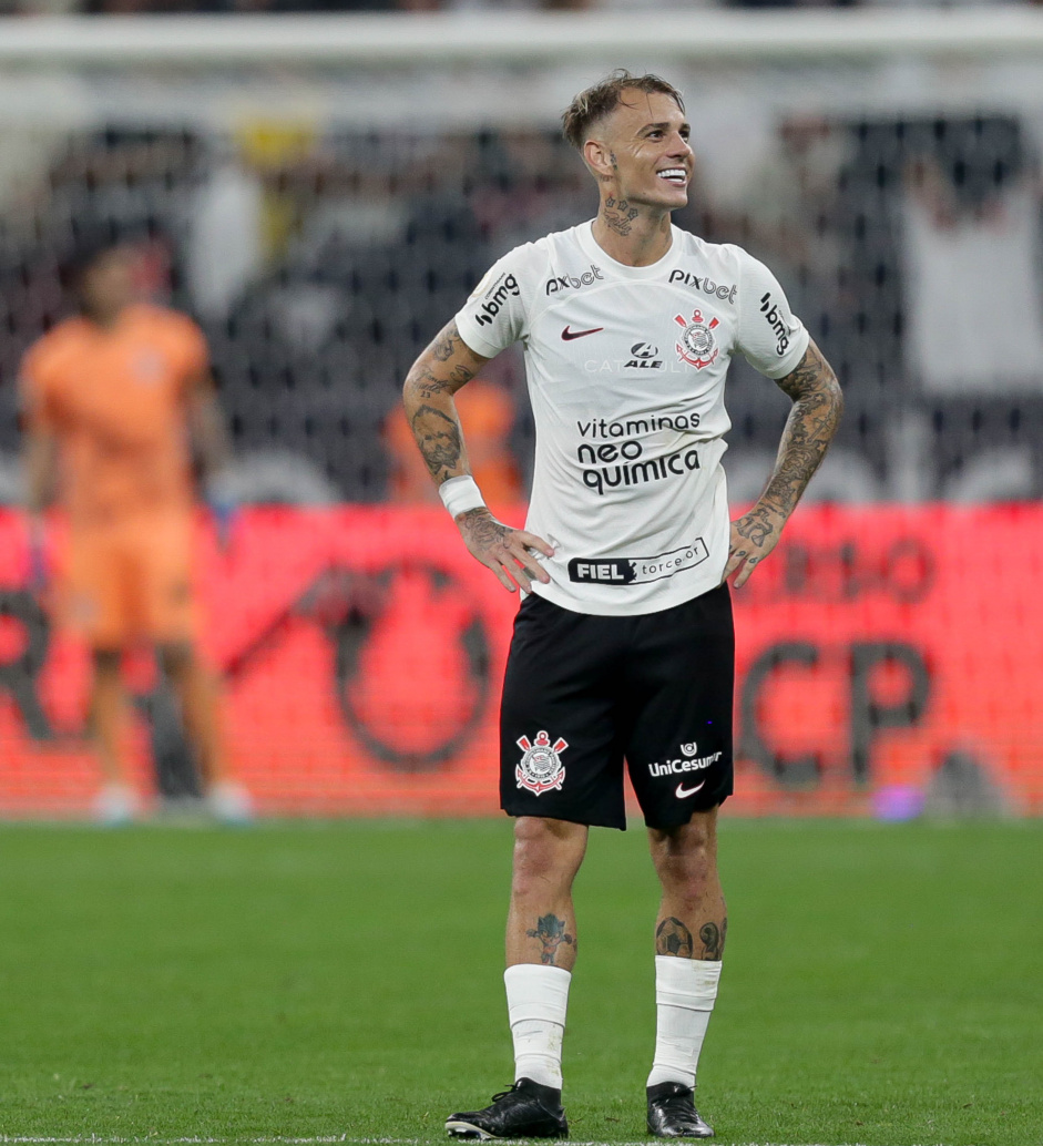 Róger Guedes sorri com gol marcado Róger Guedes sorri com gol marcado