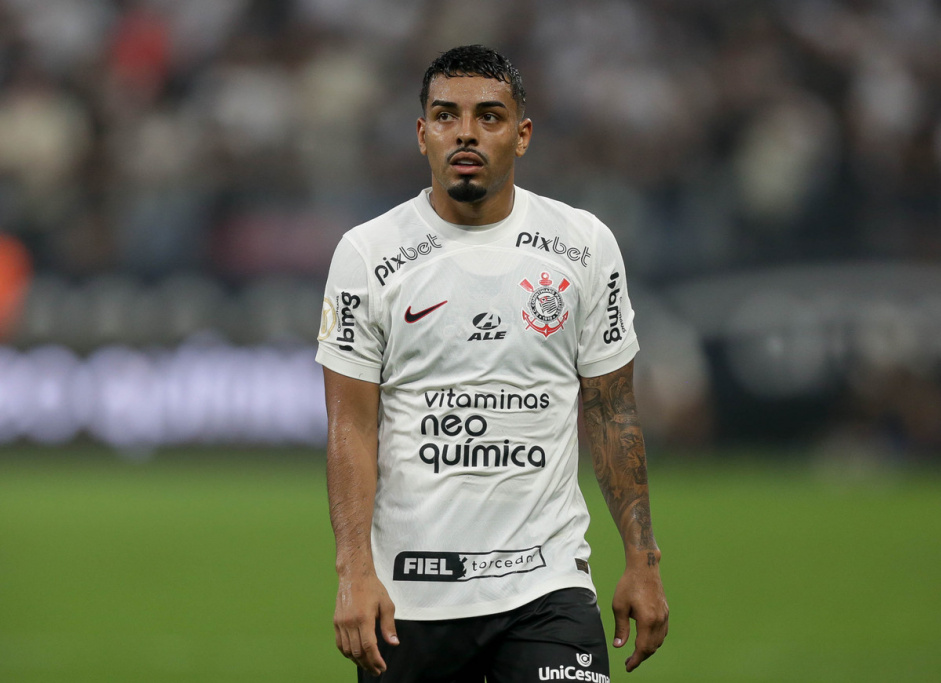 Matheus Bidu domina aes defensivas durante jogo do Corinthians na Libertadores
