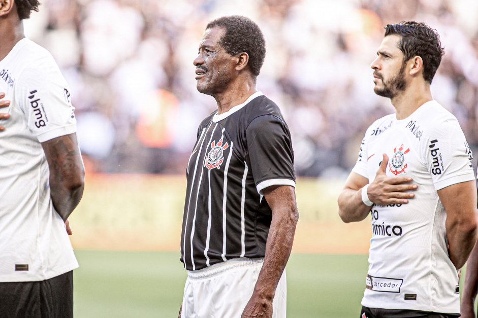 Z Maria perfilado com os demais jogadores do Corinthians enquanto toca o hino nacional