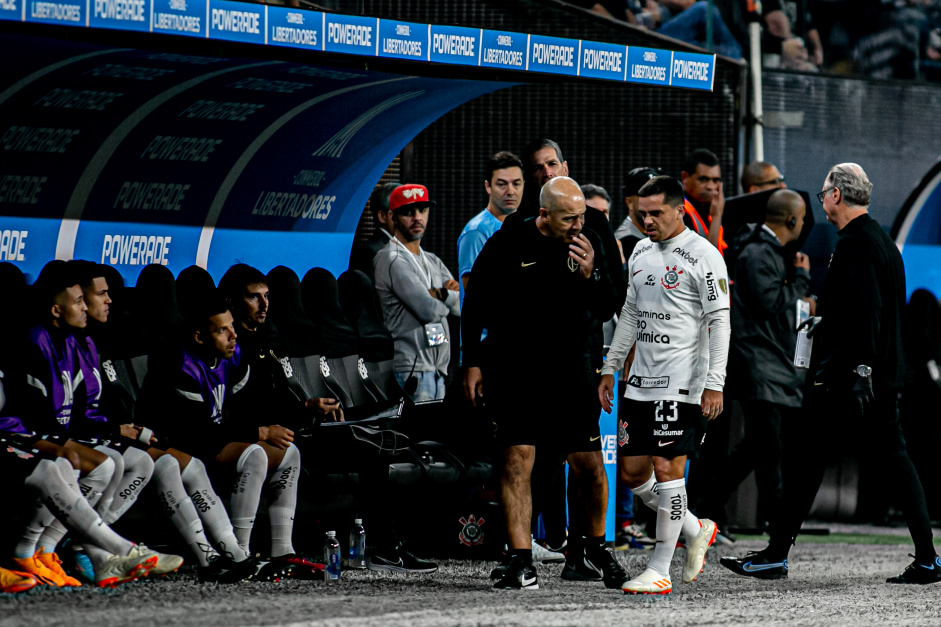 Fagner se lesiona durante jogo da Libertadores