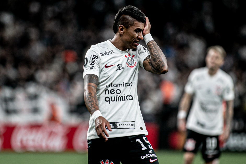 Paulinho entrou em campo na derrota do Corinthians para o Independiente Del Valle, na Libertadores