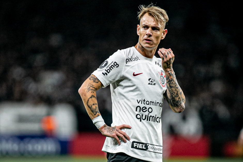 Rger Guedes durante jogo contra o Argentinos Juniors, na Neo Qumica Arena