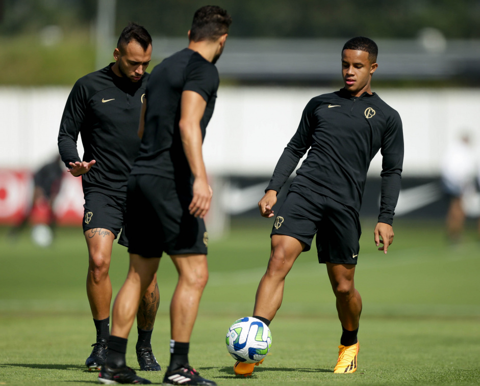 Maycon, Giuliano e Pedro treino do Corinthians antes de jogo contra o Gois