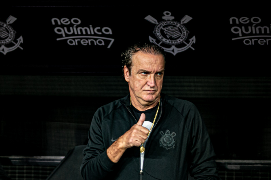 O gerente de futebol Alessandro Nunes defendeu que Cuca seguisse como tcnico do Corinthians