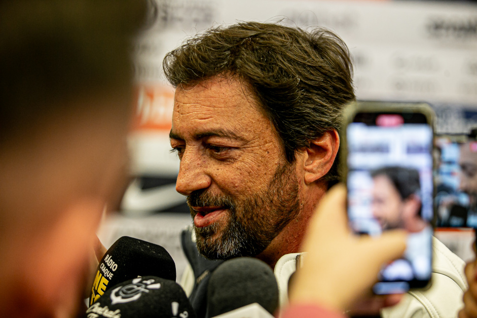 Corinthians tem dívida superior a R 200 milhões com empresários, diz site