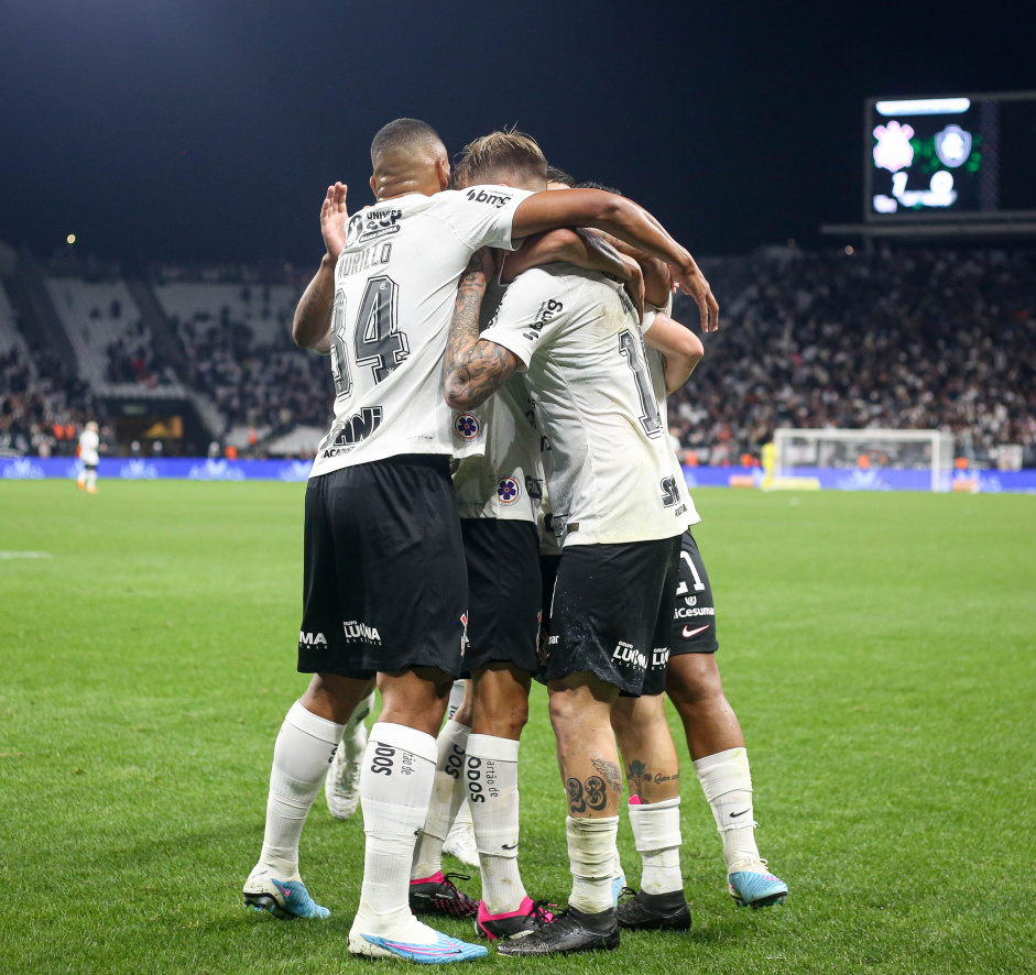 Jogadores do Corinthians comemoram gol contra o Remo