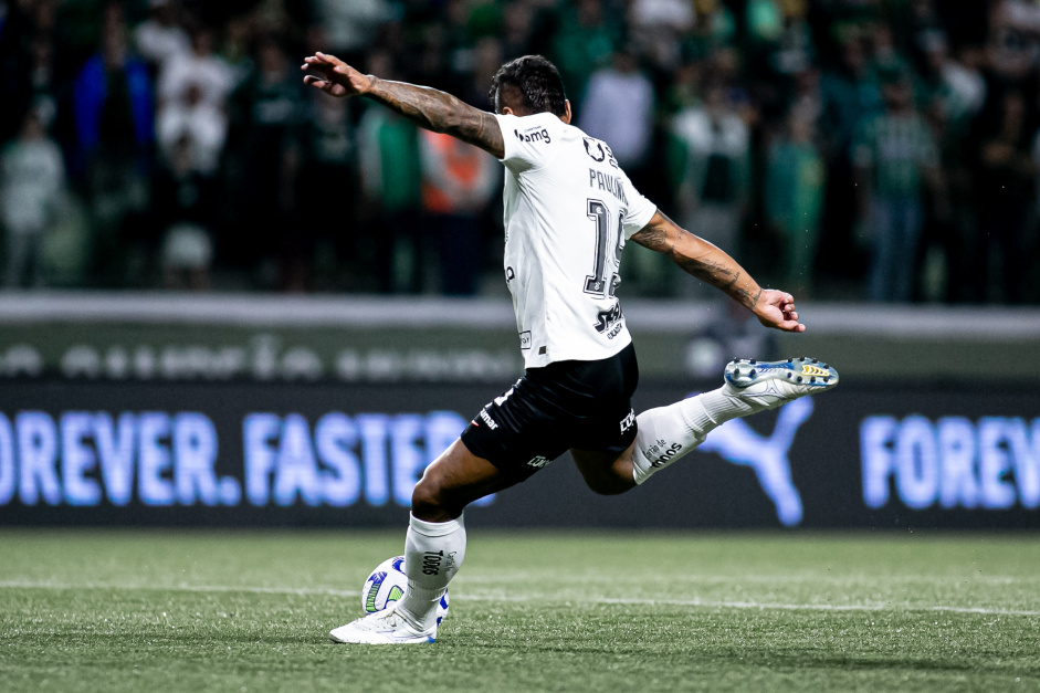 Paulinho na partida entre Palmeiras e Corinthians, pelo Brasileiro