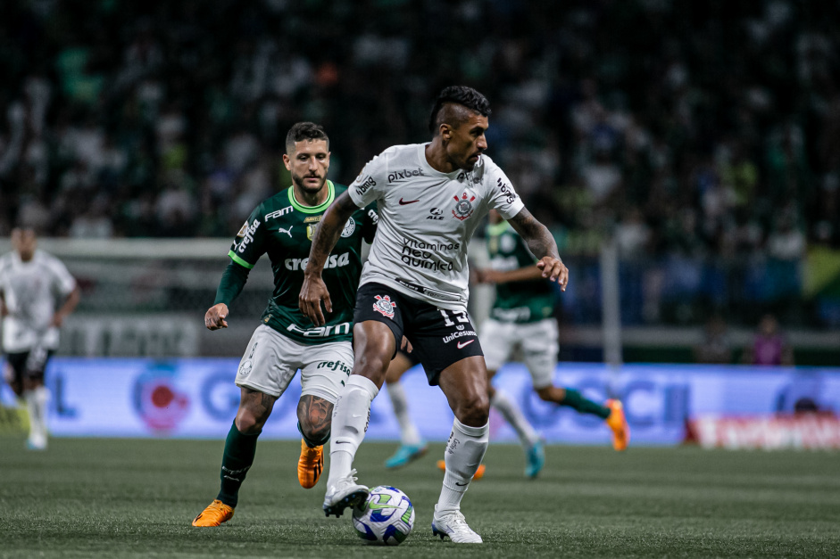 Paulinho protegendo a bola durante jogo contra o Palmeiras