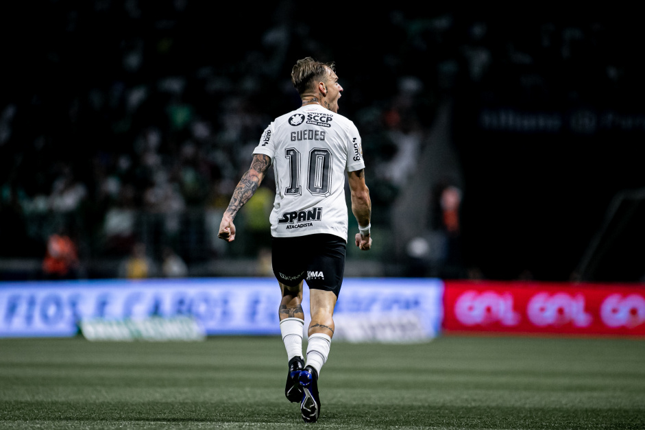 Rger Guedes comemora gol olmpico contra o Palmeiras
