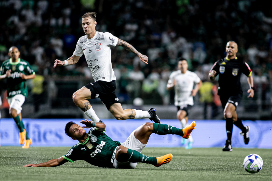 Rger Guedes disputa bola em duelo contra o Palmeiras, pelo Brasileiro
