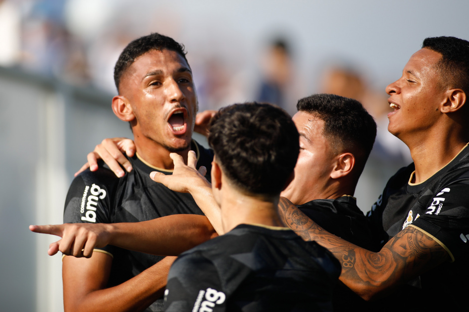 Comemorao do gol de Renato contra o gua Santa, Arthur Sousa comemora com o companheiro