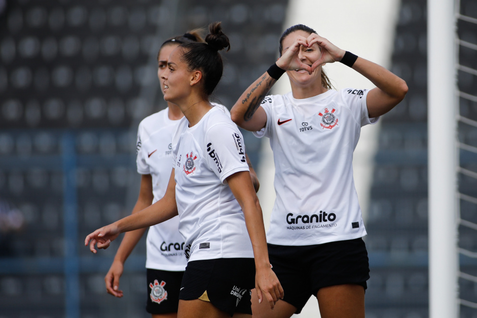 Jogadoras do Corinthians comemoram gol marcado sobre o Cruzeiro pelo Brasileiro Feminino
